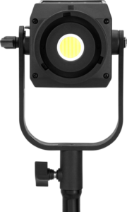 800q-04_121070 Lähikuva NANLITE FS-60B LED Bi-Color Spot Light -valaisimesta mustana jalustalla, eteenpäin päin, ja sen keltainen ja valkoinen valonlähde näkyy keskellä.