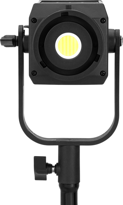800q-04_121070 Lähikuva NANLITE FS-60B LED Bi-Color Spot Light -valaisimesta mustana jalustalla, eteenpäin päin, ja sen keltainen ja valkoinen valonlähde näkyy keskellä.