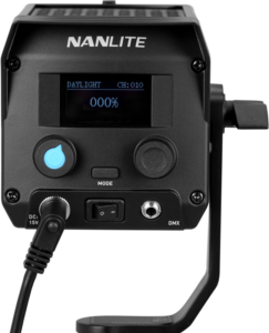 800q-04_121071 Lähikuva NANLITE Forza 60 II LED Spot Light -LED-valo -valaisimen takapaneelista, jossa näkyy sen näyttö, säätönupit, sininen virtapainike, toimintatilan kytkin sekä liitetyt virta- ja DMX-tulokaapelit.