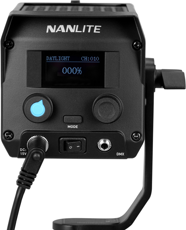 800q-04_121071 Lähikuva NANLITE Forza 60 II LED Spot Light -LED-valo -valaisimen takapaneelista, jossa näkyy sen näyttö, säätönupit, sininen virtapainike, toimintatilan kytkin sekä liitetyt virta- ja DMX-tulokaapelit.