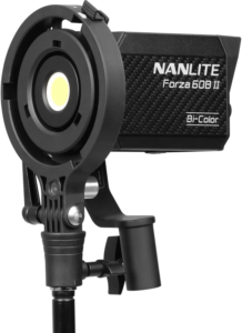 800q-04_121411 NANLITE Forza 60B II LED Spot Light -LED-valo on asennettu jalustalle, jossa on pyöreä valaisinpää ja musta suorakulmainen runko, jonka sivulla on NANLITE-brändi.
