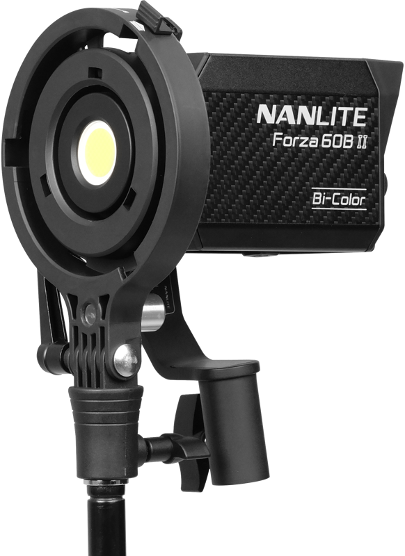 800q-04_121411 NANLITE Forza 60B II LED Spot Light -LED-valo on asennettu jalustalle, jossa on pyöreä valaisinpää ja musta suorakulmainen runko, jonka sivulla on NANLITE-brändi.