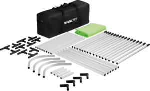 NANLITE LG-3522U U-Frame Green Screen Kit on esillä valkoisella pohjalla, ja sen merkkikantolaukku, taitettu vihreä näyttö, valkoiset metallitolpat, mustat T-liittimet ja kaarevat liittimet on järjestetty siististi.