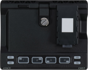 800q-04_121974 Ylhäältä alaspäin ATOMOS AtomX CAST for Ninja V/V+, musta elektroninen laite, jossa on kuusi merkittyä painiketta (F1, 1, 2, 3, 4, F3) alareunassa ja irrotettava suorakulmainen komponentti oikealla puolella.