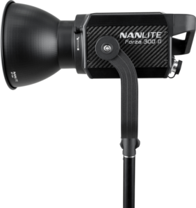 800q-04_122027 NANLITE Forza 300 II Daylight LED Spot Light -LED-valo, musta ja hopea, on asennettu sivulle jalustalle, jossa on suuri heijastin ja näkyvä tuotemerkki sen sivupaneelissa.