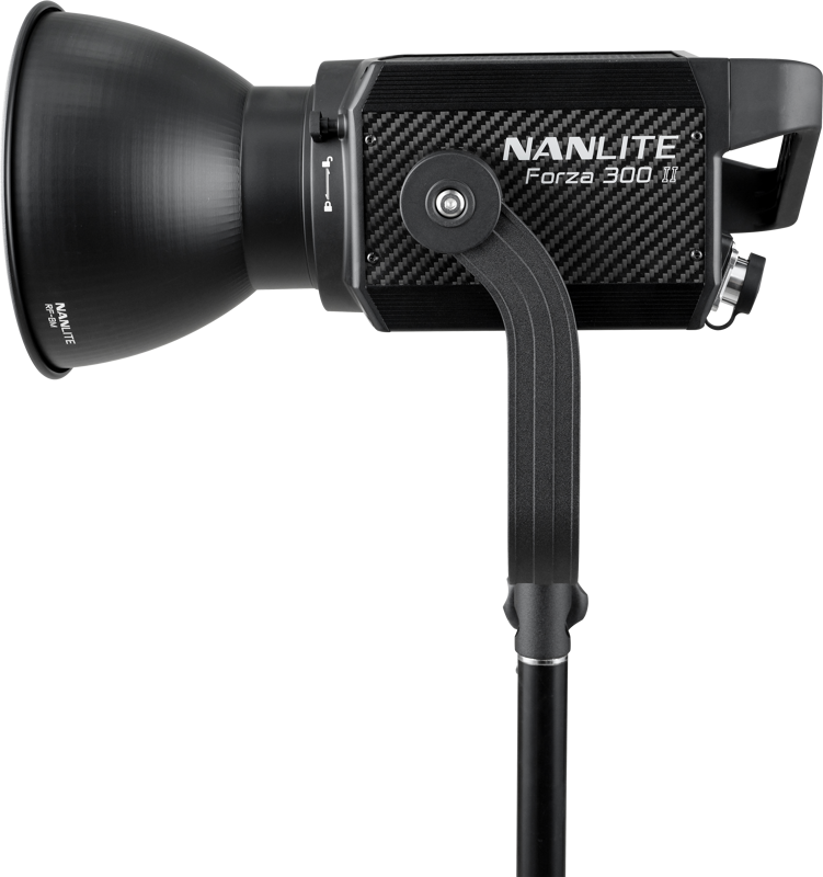 800q-04_122027 NANLITE Forza 300 II Daylight LED Spot Light -LED-valo, musta ja hopea, on asennettu sivulle jalustalle, jossa on suuri heijastin ja näkyvä tuotemerkki sen sivupaneelissa.