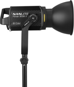 800q-04_122028 NANLITE Forza 300B II Bicolor LED Spot Light -LED-valo on asennettu jalustalle sivukuvassa, jossa näkyy sen säätökiekko ja tuotemerkki.