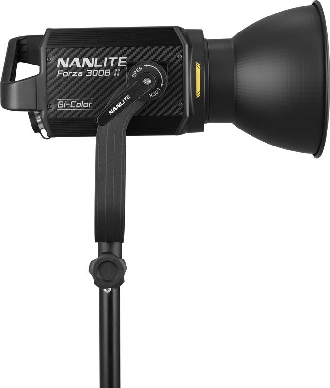 800q-04_122028 NANLITE Forza 300B II Bicolor LED Spot Light -LED-valo on asennettu jalustalle sivukuvassa, jossa näkyy sen säätökiekko ja tuotemerkki.