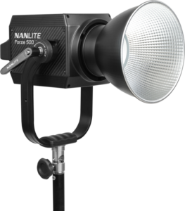 800q-04_123172 NANLITE Forza 500 II Daylight LED Spot Light -LED-valo, jossa on suuri heijastin mustalla jalustalla, ihanteellinen ammattimaiseen valokuvaukseen ja videokuvaukseen.