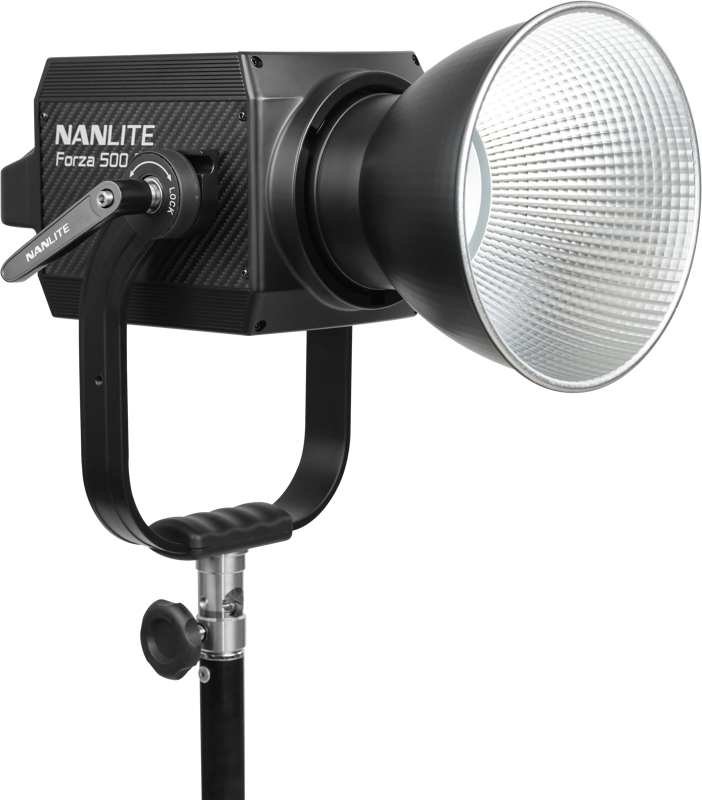 800q-04_123172 NANLITE Forza 500 II Daylight LED Spot Light -LED-valo, jossa on suuri heijastin mustalla jalustalla, ihanteellinen ammattimaiseen valokuvaukseen ja videokuvaukseen.