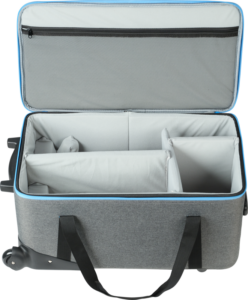 NANLITE Trolly Case for Forza 720/720B on avoin harmaa matkalaukku, jossa on vaalea sisustus, pehmustetut säädettävät lokerot, vetoketjullinen verkkotasku kannessa sekä mustat kahvat ja pyörät toisessa päässä.