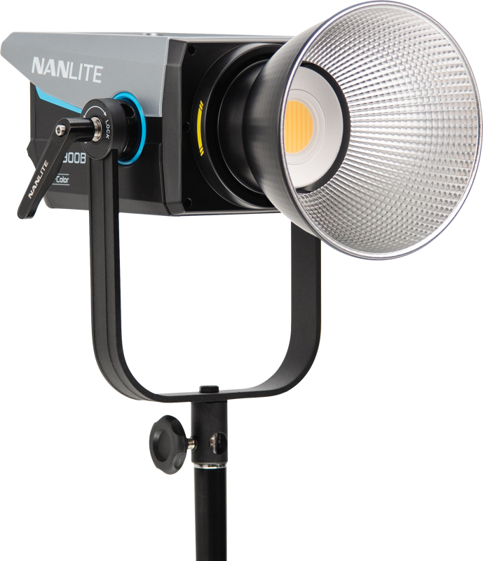 800q-04_124983 NANLITE FC-300B LED Bi-color Spot Light -LED-valo on asennettu mustaan jalustaan, jossa on suuri hopeinen heijastin ja sivusäätimet, ihanteellinen ammattimaiseen valokuvaukseen tai videotuotantoon.
