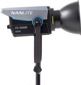 800q-04_124984 NANLITE FC-500B LED Bi-color Spot Light -LED-valo on asennettu mustaan jalustaan, sivulta katsottuna valkoista taustaa vasten.