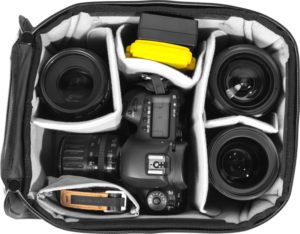 800q-04_125231 Peak Design Camera Cube V2 (S-Medium) -kamerakuutioon mahtuu DSLR-kamera, neljä objektiivia, keltainen lisävarustekotelo ja ruskea hihna, jotka kaikki on järjestetty yksittäisiin lokeroihin.