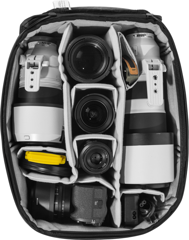 800q-04_125233 Peak Design Camera Cube V2 (Large) säilyttää kameran rungot, suuret ja pienet objektiivit, keltaisen kotelon ja tarvikkeet järjestetyissä pehmustetuissa lokeroissa helppoa kuljetusta ja suojausta varten.