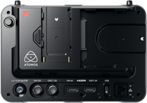 ATOMOS SHOGUN 7-tuumainen HDR-monitori-tallennin 6K RAW takanäkymä, jossa näkyvät HDMI-, USB-, virtatulot, SDI-liittimet, akkupaikka ja mediakorttipaikat. Atomos-logo näkyy vasemmalla puolella.