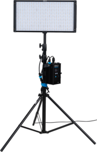 800q-04_126440 NANLITE PavoSlim 120C RGBWW LED-paneeli on esitetty säädettävällä jalustalla, jossa on ammattimaiseen valokuvaukseen tai videotuotantoon suunniteltu ohjauskotelo, valkoista taustaa vasten.