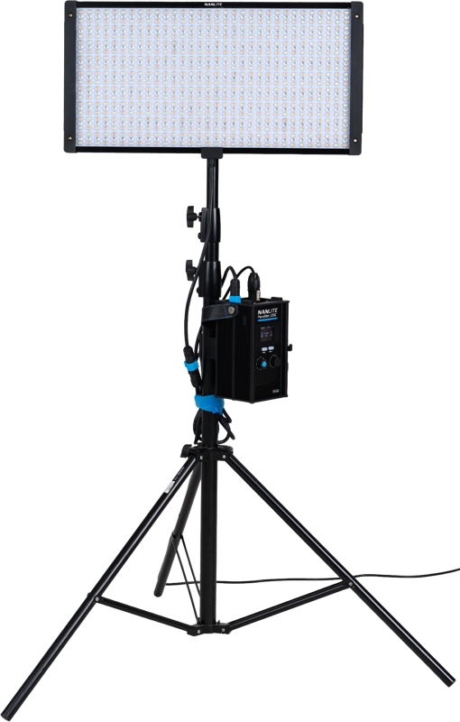 800q-04_126440 NANLITE PavoSlim 120C RGBWW LED-paneeli on esitetty säädettävällä jalustalla, jossa on ammattimaiseen valokuvaukseen tai videotuotantoon suunniteltu ohjauskotelo, valkoista taustaa vasten.