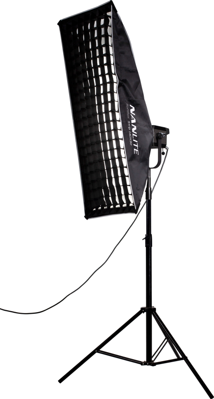800q-05_111998 NANLITE Eggcrate grid for Softbox 45x110cm on kiinnitetty mustaan suorakulmaiseen softboxiin, joka on asennettu jalustalle ja liitetty näkyvällä virtajohdolla, jonka sivulla on NANLITE-brändinimi.