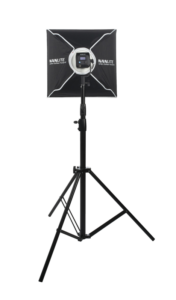 800q-05_114104 NANLITE LT-FMM-60 Lantern softbox 60cm FM-kiinnityksellä on kiinnitetty mustaan studiovaloon jalustalla, joka on asetettu valkoista taustaa vasten.