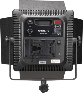 800q-05_116383 Mustassa NANLITE 600CSA Bicolor LED-paneelissa on takapuolelta katsottuna säätönupit, digitaalinen näyttö, akkukiinnike, tuuletusripojen ja säädettävien sivupaneelien näyttö.