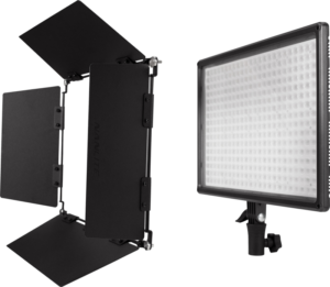800q-05_117079 Kaksi NANLITE Barndoors with Softbox for MixPad II 27C LED-paneelivalaisimia vierekkäin valoisalla taustalla - yksi kulmikkaasti, toinen eteenpäin suunnattu tukikiinnikkeillä - säädettävillä lato-ovilla tarkkaa valon suuntausta varten.