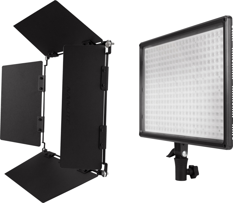 800q-05_117079 Kaksi NANLITE Barndoors with Softbox for MixPad II 27C LED-paneelivalaisimia vierekkäin valoisalla taustalla - yksi kulmikkaasti, toinen eteenpäin suunnattu tukikiinnikkeillä - säädettävillä lato-ovilla tarkkaa valon suuntausta varten.