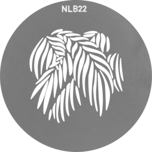 PJ-BM:n NANLITE GOBO Set 2:n pyöreässä harmaassa sabluunassa, jonka yläreunassa on merkintä NLB22, on keskellä päällekkäisten palmun- tai saniaislehtien leikkauskuvio.