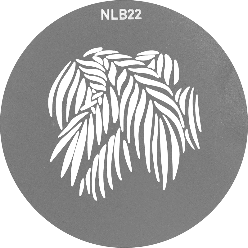 PJ-BM:n NANLITE GOBO Set 2:n pyöreässä harmaassa sabluunassa, jonka yläreunassa on merkintä NLB22, on keskellä päällekkäisten palmun- tai saniaislehtien leikkauskuvio.