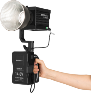 800q-05_117974 Kädessä on NANLITE V Mount -paristokahva, jossa on 4-pinninen XLR-liitin, ja se syöttää virtaa Forza 150 LED -videovalaisimelle, joka on tarkoitettu ammattikäyttöön 14,8 V:n akkua käyttävään käsivalaistukseen.