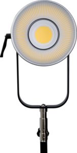 800q-05_118850 NANLITE Forza 720 LED Spot -valaisin vaunukotelolla on asennettu mustaan säädettävään jalustaan, ja siinä on pyöreä muotoilu, jossa on metalliheijastin ja keltainen keskipiste valkoista taustaa vasten.