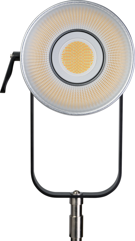800q-05_118851 NANLITE Forza 720B LED Spot Light -valaisimessa on hopeinen heijastin mustalla säädettävällä jalustalla valkoista taustaa vasten.