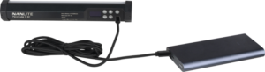 Nanlite PavoTube II 6C LED-valo on liitetty suorakulmaiseen kannettavaan virtalähteeseen NANLITE USB-USB-C 3m -liitäntäkaapelilla valkoisella pohjalla.