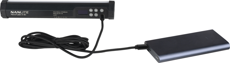 Nanlite PavoTube II 6C LED-valo on liitetty suorakulmaiseen kannettavaan virtalähteeseen NANLITE USB-USB-C 3m -liitäntäkaapelilla valkoisella pohjalla.