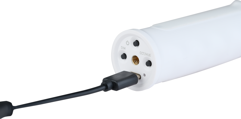800q-05_118876 Lähikuva NANLITE USB-C to DMX Cable Splitteristä, valkoisesta lieriömäisestä laitteesta, jota ladataan mustalla USB-kaapelilla, jonka toisessa päässä on DIM- ja CCT/Mode-merkinnällä varustetut ohjauspainikkeet.