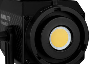 800q-05_121071 Lähikuva NANLITE Forza 60 II LED-spottivalaisimesta, jossa on pyöreä kellertävä LED-keskus, kuvioitu musta kotelo ja näkyvät kiinnitystarvikkeet.
