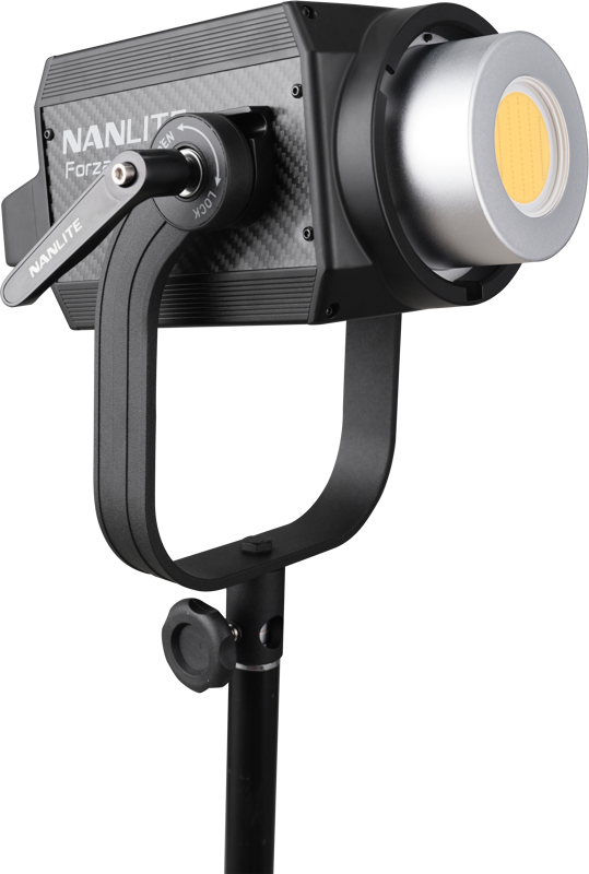 800q-05_122027 NANLITE Forza 300 II Daylight LED Spot -valaisin, musta, hopeisella heijastimella varustettu, U-muotoiseen kiinnikkeeseen asennettu ja jalustaan kiinnitetty NANLITE Forza 300 II Daylight LED Spot -valaisin on kuvassa valkoista taustaa vasten.