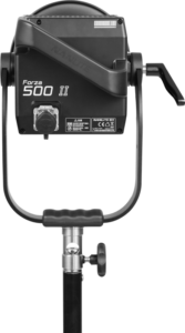 800q-05_123172 NANLITE Forza 500 II Daylight LED Spot Light -LED-valo -valaisin on esitetty jalustalla takaapäin, ja sen mallinimi, säätönuppi ja tuuletusaukot korostuvat.