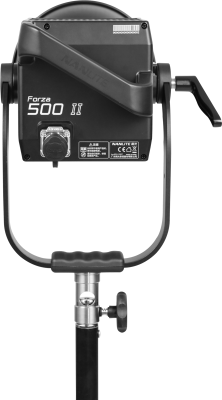 800q-05_123172 NANLITE Forza 500 II Daylight LED Spot Light -LED-valo -valaisin on esitetty jalustalla takaapäin, ja sen mallinimi, säätönuppi ja tuuletusaukot korostuvat.