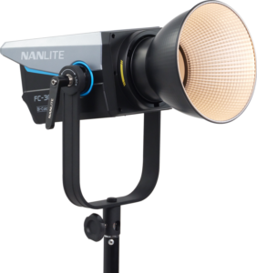 800q-05_124983 NANLITE FC-300B LED Bi-color Spot Light -LED-valo on esitetty mustalla jalustalla, jossa on suuri kuvioitu heijastin ja sininen korostus säätönupissa.