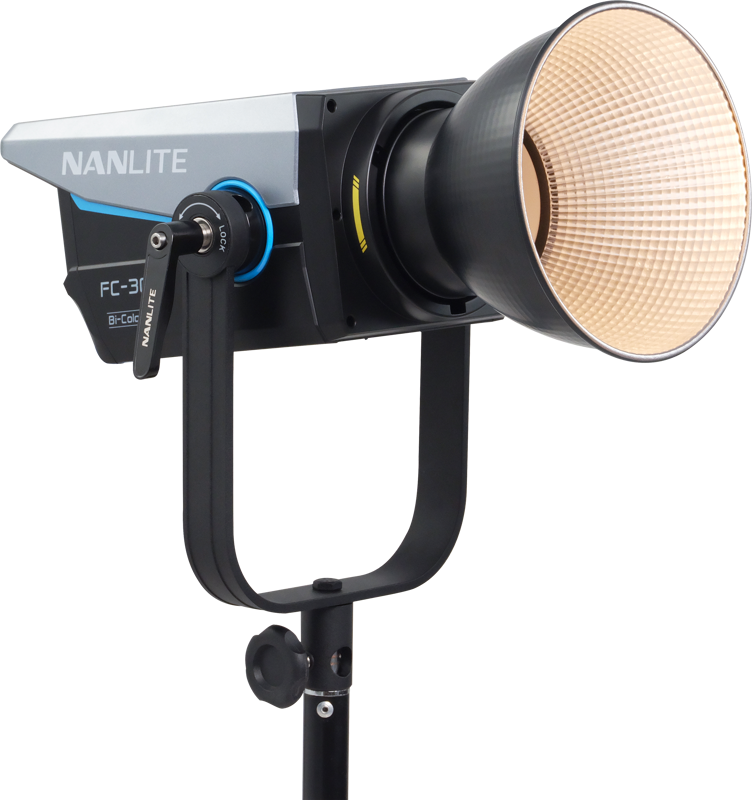 800q-05_124983 NANLITE FC-300B LED Bi-color Spot Light -LED-valo on esitetty mustalla jalustalla, jossa on suuri kuvioitu heijastin ja sininen korostus säätönupissa.