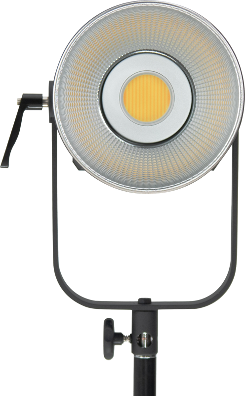 800q-05_124984 Lähikuva NANLITE FC-500B LED Bi-color Spot Light -valaisimesta, jossa on hunajakennoheijastin, asennettuna mustaan säädettävään jalustaan tavallista taustaa vasten.