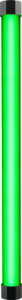 NANLITE PavoTube II 15XR 1KIT LED-putkivalaisimessa on hehkuva pystysuora vihreä putki, jossa on mustat päätykappaleet ja joka tarjoaa kirkkaan, tasaisen vihreän valaistuksen.