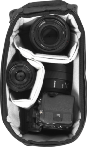 800q-05_125230 Peak Design Camera Cube V2 (Small) -kamerakuutioon mahtuu Sony-kameran runko ja kaksi objektiivia pehmustetuilla väliseinillä, kaikki siististi järjestettynä ja ylhäältä katsottuna.