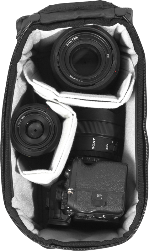 800q-05_125230 Peak Design Camera Cube V2 (Small) -kamerakuutioon mahtuu Sony-kameran runko ja kaksi objektiivia pehmustetuilla väliseinillä, kaikki siististi järjestettynä ja ylhäältä katsottuna.