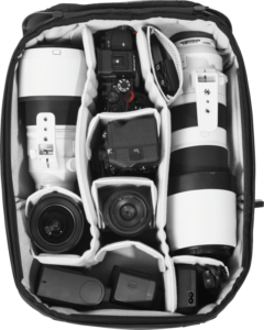800q-05_125233 Ylhäältä alaspäin katsottuna Peak Design Camera Cube V2 (Large), joka on pakattu siististi kameroille, suurille ja pienille objektiiveille sekä lisävarusteille, jotka on järjestetty yksittäisiin lokeroihin.