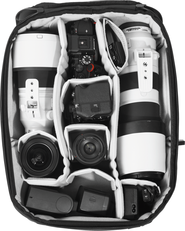 800q-05_125233 Ylhäältä alaspäin katsottuna Peak Design Camera Cube V2 (Large), joka on pakattu siististi kameroille, suurille ja pienille objektiiveille sekä lisävarusteille, jotka on järjestetty yksittäisiin lokeroihin.