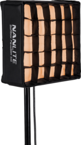 800q-05_126437 NANLITE PavoSlim 60B LED-paneeli, jossa on suorakulmainen softbox ja musta ritilä, on asennettu jalustalle, ja se säteilee lämmintä valoa. Softboxin kyljessä näkyy: "NANLITE Softbox Pavoslim 30x45.