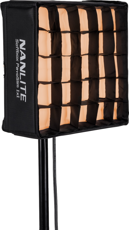 800q-05_126437 NANLITE PavoSlim 60B LED-paneeli, jossa on suorakulmainen softbox ja musta ritilä, on asennettu jalustalle, ja se säteilee lämmintä valoa. Softboxin kyljessä näkyy: "NANLITE Softbox Pavoslim 30x45.