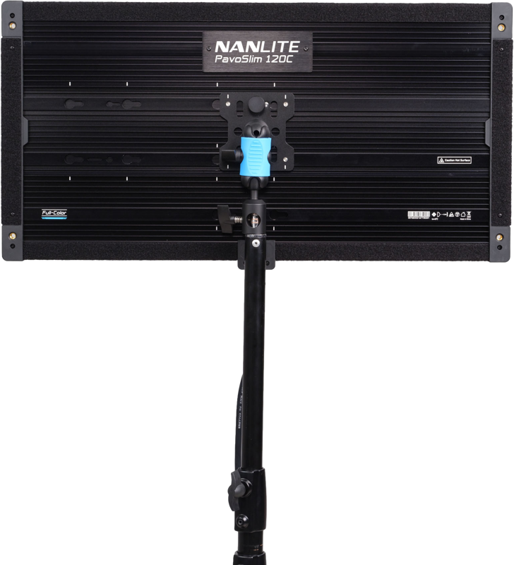 800q-05_126440 Mustalle jalustalle asennetun NANLITE PavoSlim 120C RGBWW LED-paneelin takaosa korostaa sen säätönupit ja kiinnitystelineen.
